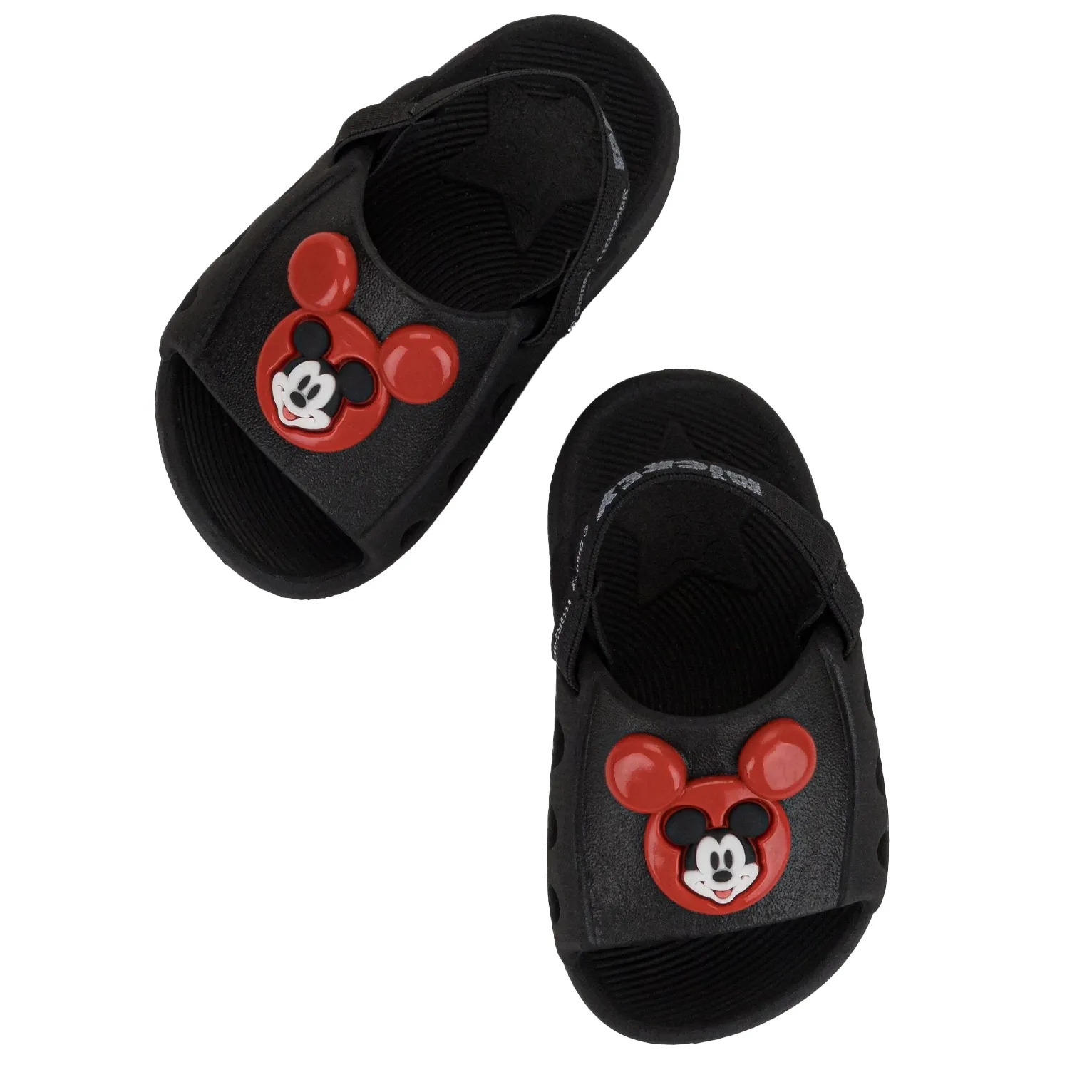 Par de chinelos infantis masculinos Grendene preto com detalhes vermelhos, vista superior mostrando enfeite do Mickey